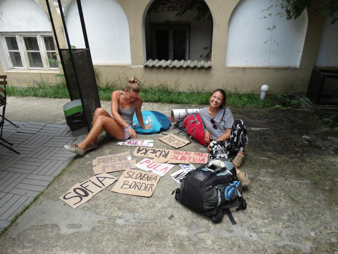 Hostel 123 *